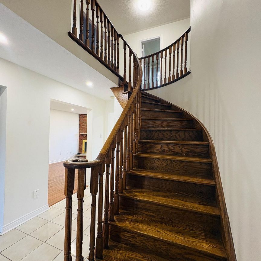 For Lease - Main 48 Marchwood Crescent, Richmond Hill, Ontario - Photo 1