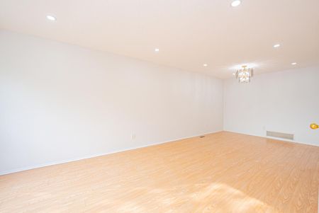 For Lease - 122 Centre Street, Brampton, Ontario - Photo 3