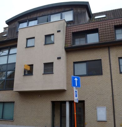 Ruim appartement met: 2 slaapkamers, terras en autostaanplaats - Photo 1