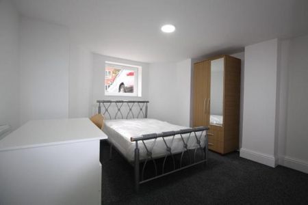 5 bedroom semi-detached house to rent - Photo 2