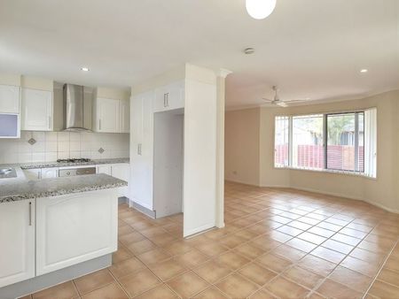 For Lease: Spacious Family Living in a Convenient Acacia Ridge Location - Photo 5