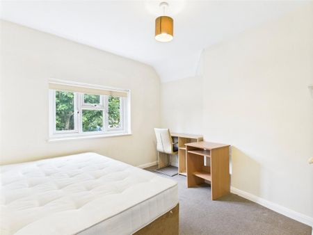 4 bedroom end of terrace house to rent - Photo 2