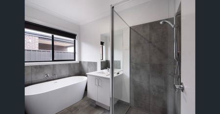 Modern home, offering comfortable living with low maintenance - Photo 4