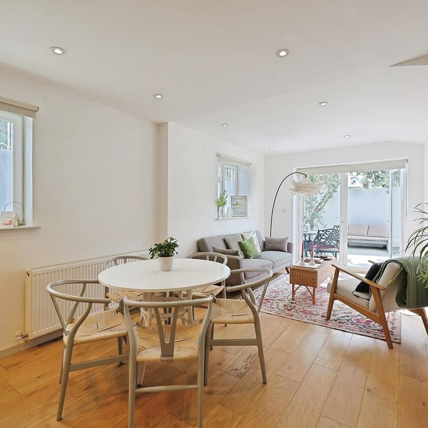 2 Bed End Terrace, Parsons Green Lane, SW6 - Photo 1