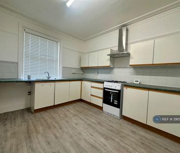 3 bedroom flat to rent - Photo 2