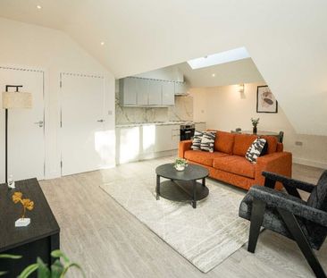 Cuckoo Hall Lane, London - Photo 2