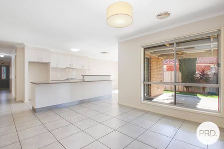 SPACIOUS FAMILY HOME IN A QUIET COURT LOCATION! - Photo 5