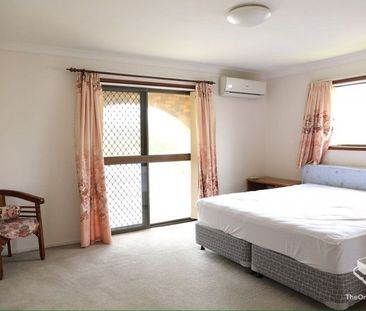 Furnished 4 bedrooms walking to school and shopping centre - Photo 3