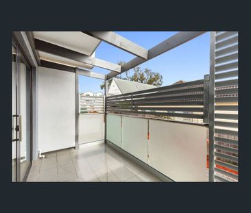 Modern Ground-Floor Living in a Convenient Location - Photo 4