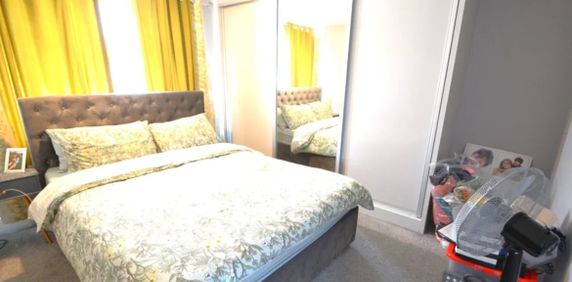 Lovely 2 bedroom flat share located on Blackheath, London, SE3 - Photo 2