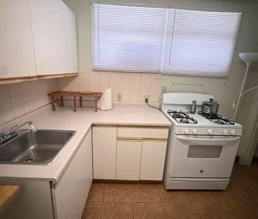 Spacious 2 Bedroom Basement Suite House(PN 0015-2) — Edmonton, AB -... - Photo 2