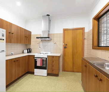 Fully Furnished Family Home 4 Rooms | Walk to Station | Spacious & ... - Photo 6