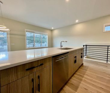 3 BED, 3 BATH HOME – WEST HARBOUR, LAKE – POOL – PICKLEBALL – GYM - Photo 4