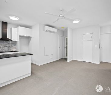 Stylish One Bedroom + Study Nook Apartment in Prime Location - Photo 1