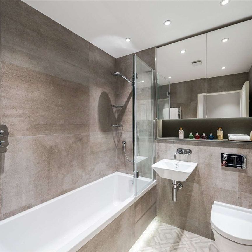 Completely modernised three bedroom townhouse moments from Marylebone - Photo 1