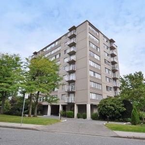 Renovated Large 1 Bedroom Suite near SkyTrain - Photo 2