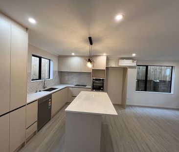 MODERN, SECURE & MINUTES TO THE AIRPORT! - Photo 5