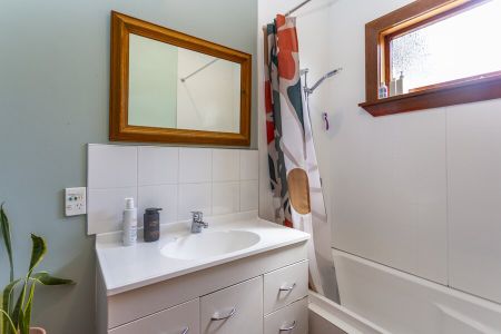 Lovely 3-bedroom character home! - Photo 4