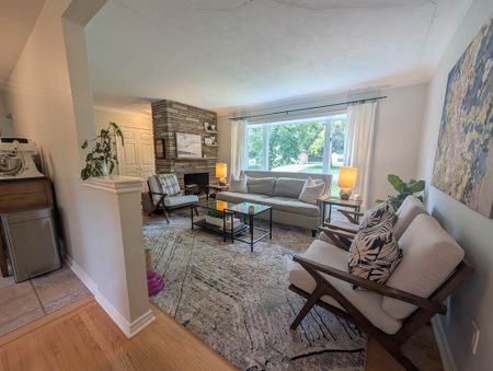 Charming 3-Bedroom Home Near The Pen Centre! - Photo 3