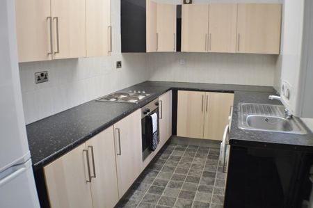 3 Bed Terraced House, Newdigate Villas, NG7 - Photo 5