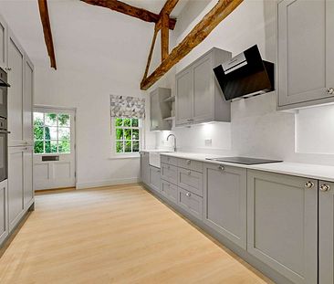 A newly refurbished 5 bedroom cottage available to rent in this won... - Photo 3