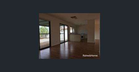 SPACIOUS 3 BEDROOM HOME - Photo 2