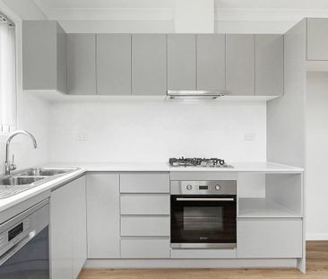 Modern Two Bedroom Flat in a Desirable Location - Photo 2
