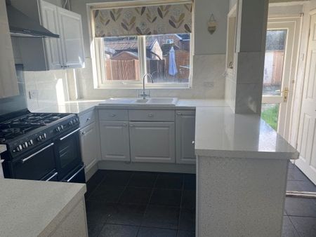 Nightingale Avenue, Eastleigh - Photo 2