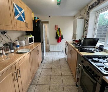 4 bedroom end of terrace house to rent - Photo 5