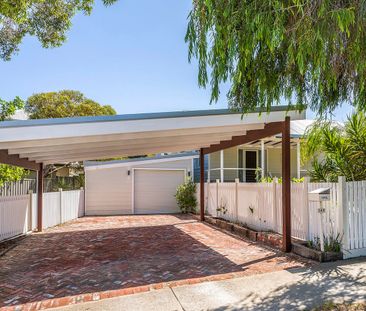 WHITE PICKET FENCE - Photo 3