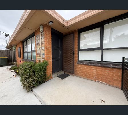 2/33 Roberts Road, Airport West, Vic 3042 - Photo 1