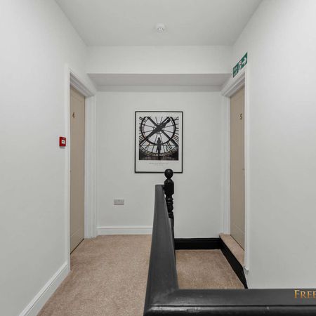 Derbyshire Lane Room 2 - Photo 3