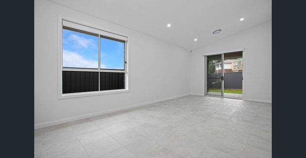 Modern, Near New 5 Bedroom Home! - Photo 1