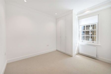 A beautifully presented and newly refurbished, three-bedroom house in the heart of Chelsea - Photo 3