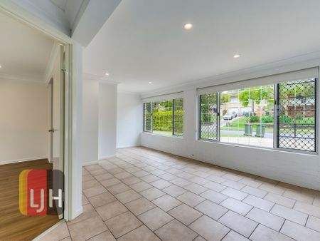 AIR CONDITIONED FIVE BEDROOM HOME WITH INGROUND POOL !! - Photo 4