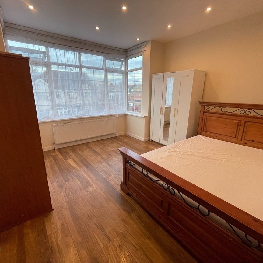 2 bed maisonette to rent in Bowrons Avenue, Wembley, HA0 - Photo 1