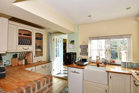 2 bedroom cottage to rent - Photo 2