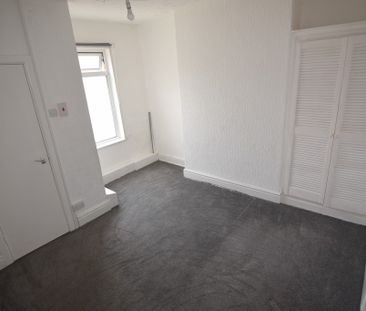 To Let 1 Bed Flat - Photo 3