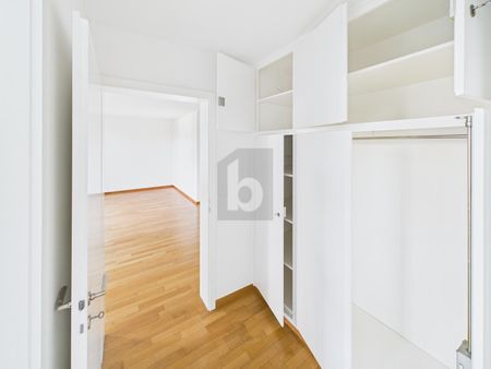 LIGHT WITH NEW KITCHEN AND PRIVATE GARDEN SEATING AREA - Foto 4