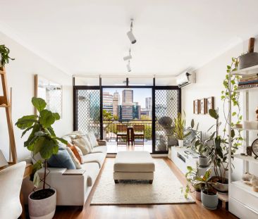 Bright & Modern Apartment with City Views + Parking - Photo 4