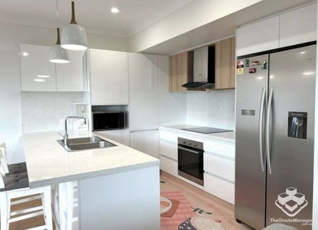 Near NEW 4 bedroom Townhouse fully furnished !!! - Photo 3