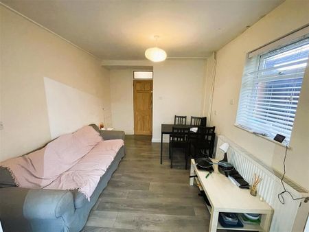 4 bedroom end of terrace house to rent - Photo 2