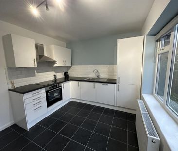 Hazel Garth, York - Photo 4