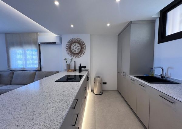 Modern Apartment with Sea Views in Palmanova