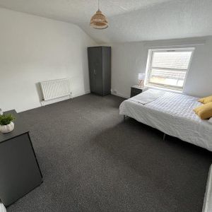 1 bedroom in a house share to rent - Photo 2