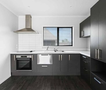 Stunning Two Bedroom in Sought After Hamilton East - Photo 2