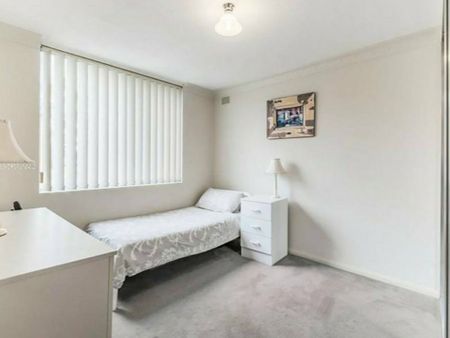 Cute & Cosy Unit in a Super Convenient Location! - Photo 2