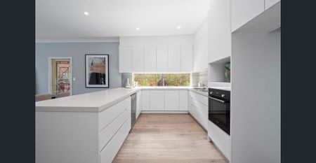 Modern & Spacious Coastal Family Home with Pool - Photo 3