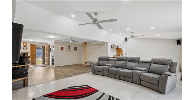 Beautiful 4-Bedroom, 3-Bathroom, 2-Carpark Family Home in Alexandra Hills - Photo 1