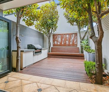 Freshly Painted Large Open Plan Two Bedroom Townhouse - Photo 3